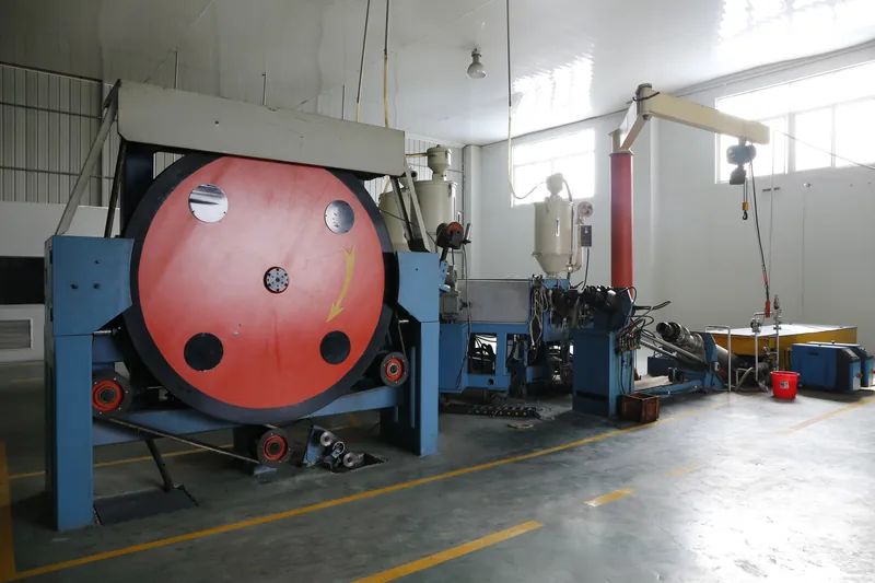 Large-disc cable machine with extruder and jib crane